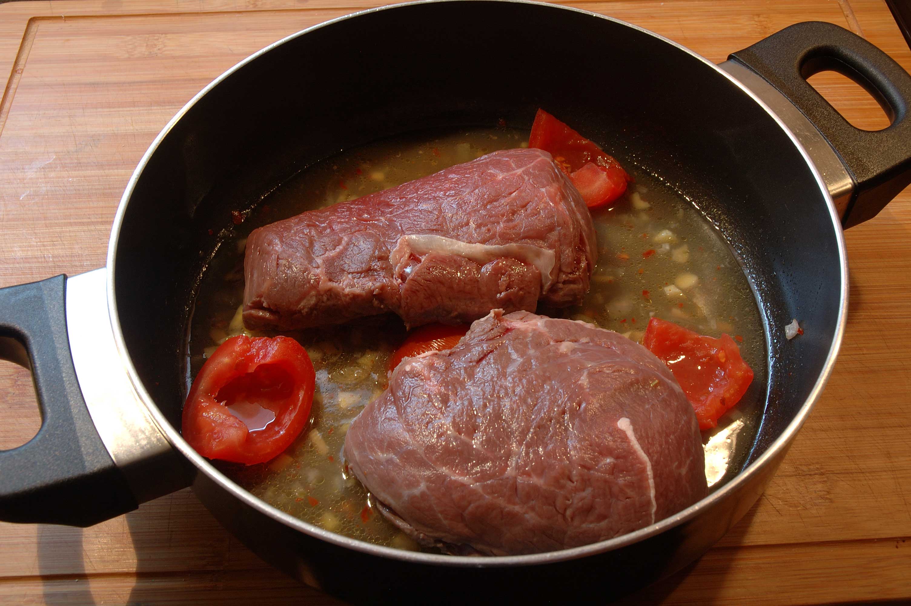 rinderbraten-topf.jpg (419650 Byte)